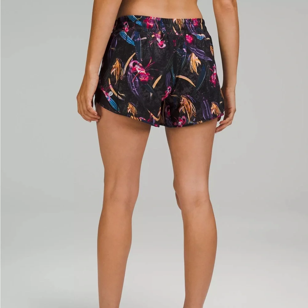 π LULULEMON hotty Hot Low-Rise Lined Short 4" in Veiled Floral Black Multi Black - Picture 4 of 6